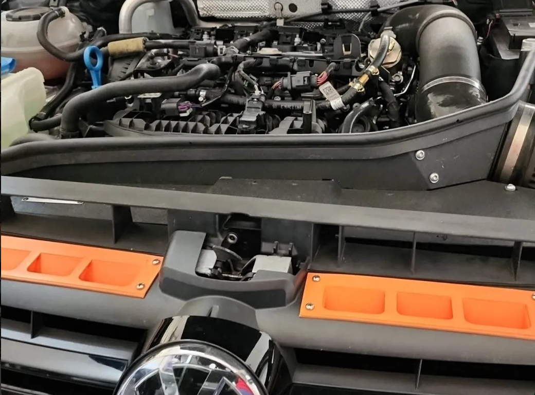 Écopes orange montées sur la façade avant d’une Volkswagen Golf
