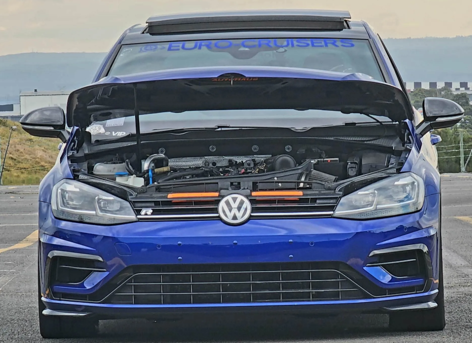 Volkswagen Golf bleue avec écopes orange, vue de face