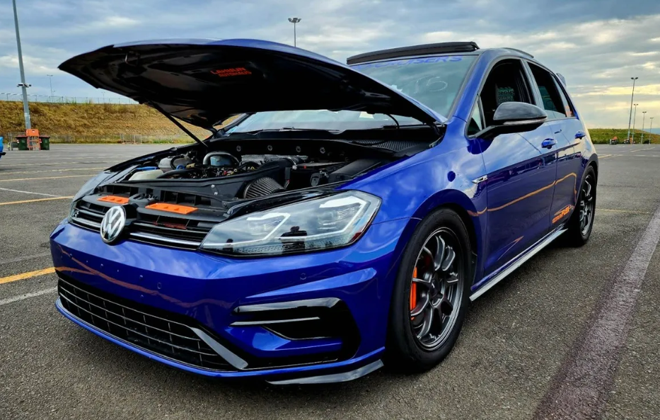 Volkswagen Golf bleue, capot ouvert, vue de trois quarts